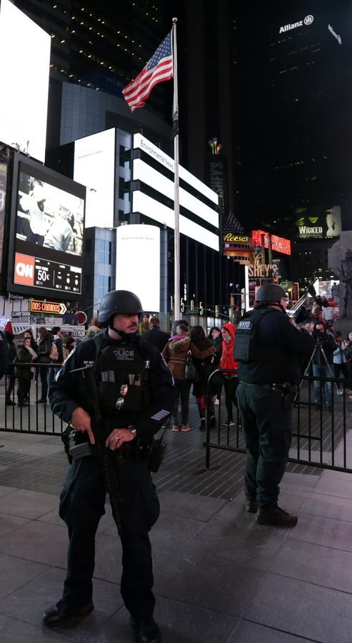 «Οχυρώνονται» οι αμερικανικές πόλεις μετά από τις επιθέσεις στο Παρίσι [εικόνες] | iefimerida.gr 4