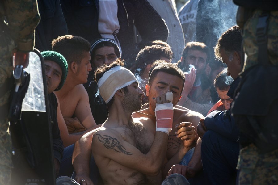 Εραψαν τα στόματά τους οι Ιρανοί μετανάστες στην Ειδομένη [εικόνες]    | iefimerida.gr 2