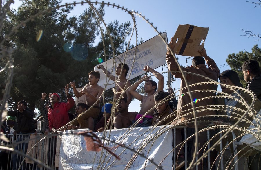 Εραψαν τα στόματά τους οι Ιρανοί μετανάστες στην Ειδομένη [εικόνες]    | iefimerida.gr 3