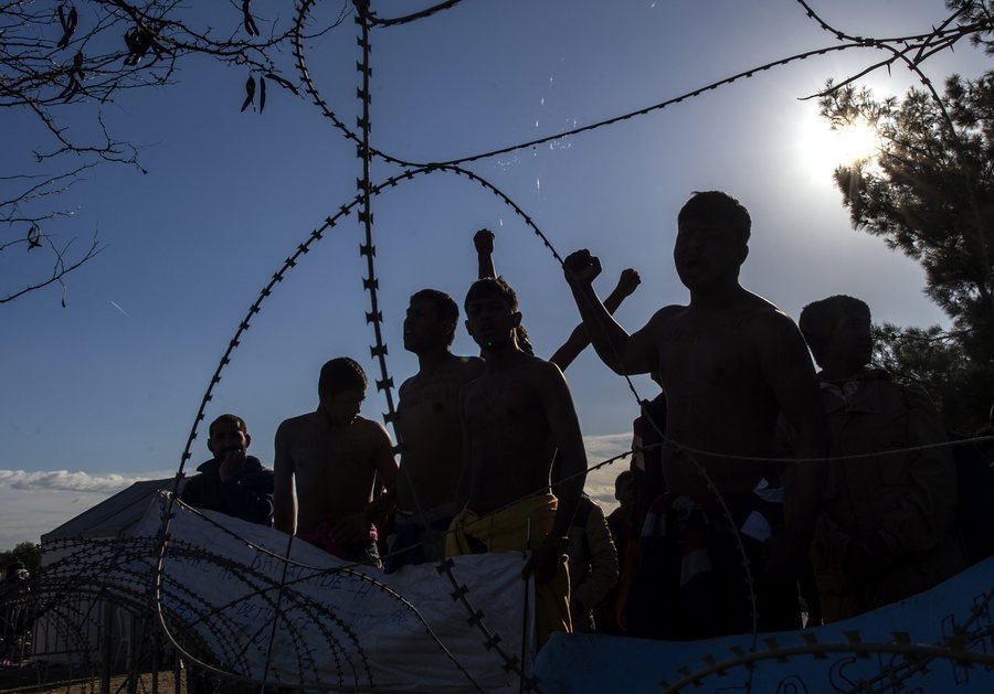 Εραψαν τα στόματά τους οι Ιρανοί μετανάστες στην Ειδομένη [εικόνες]    | iefimerida.gr 4