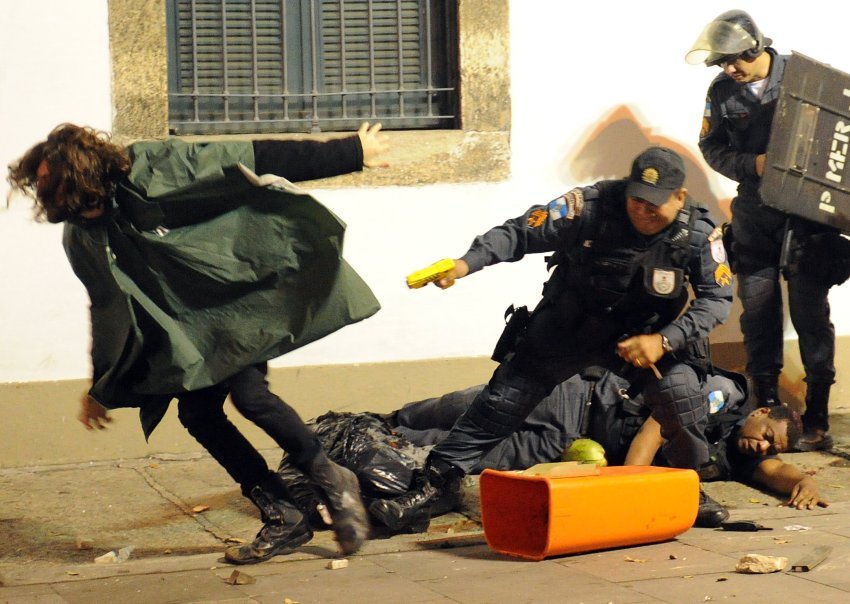 200.000 Βραζιλιάνοι στο δρόμο - «Η Βραζιλία δεν είναι μόνο ποδόσφαιρο», φώναζαν οι διαδηλωτές [εικόνες] | iefimerida.gr 4