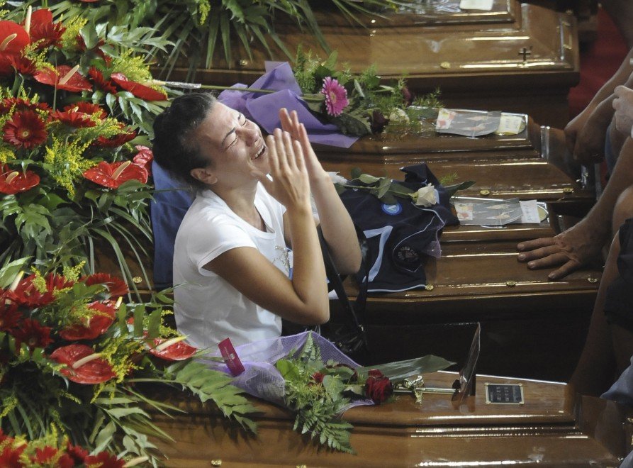 Ιταλία: 38 φέρετρα, 4.000 πολίτες για το τελευταίο αντίο, αμέτρητος ο πόνος [εικόνες]  | iefimerida.gr 4