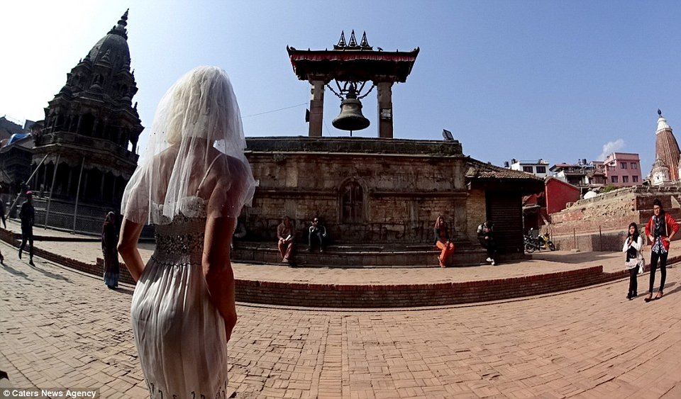 Πήρε διαζύγιο και ταξιδεύει στον κόσμο με το νυφικό της [εικόνες] | iefimerida.gr 12