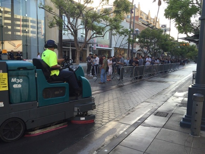 Φρενίτιδα: Κάνουν ουρές για το iPhone 6s και 6s Plus [εικόνες] | iefimerida.gr 6