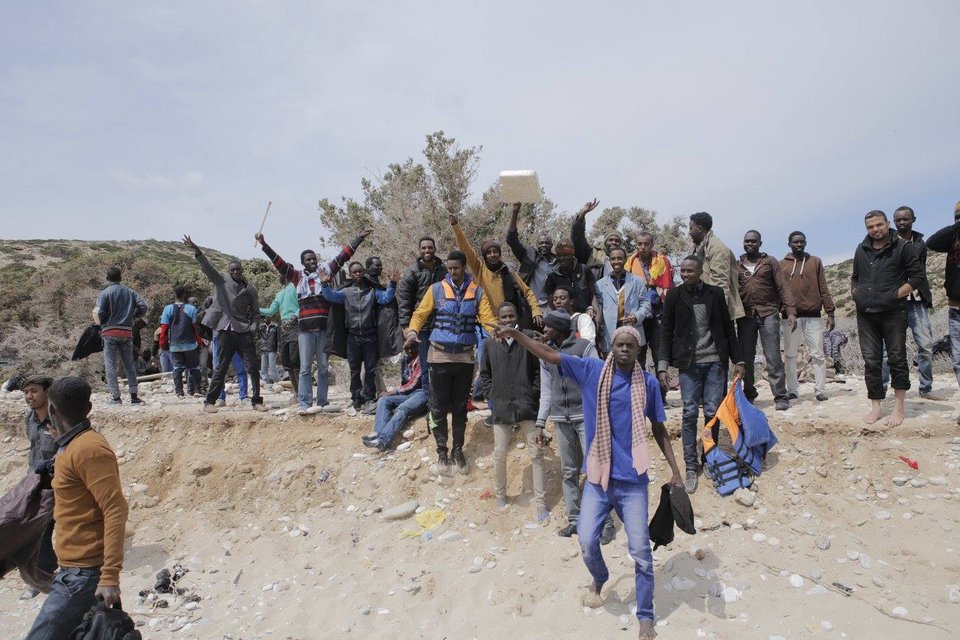 Ο φωτογράφος που έφτασε πρώτος στη Γαύδο και αντίκρισε τους 157 μετανάστες: «Μόλις με είδαν με αγκάλιαζαν κι έκλαιγαν» [εικόνες] | iefimerida.gr 13