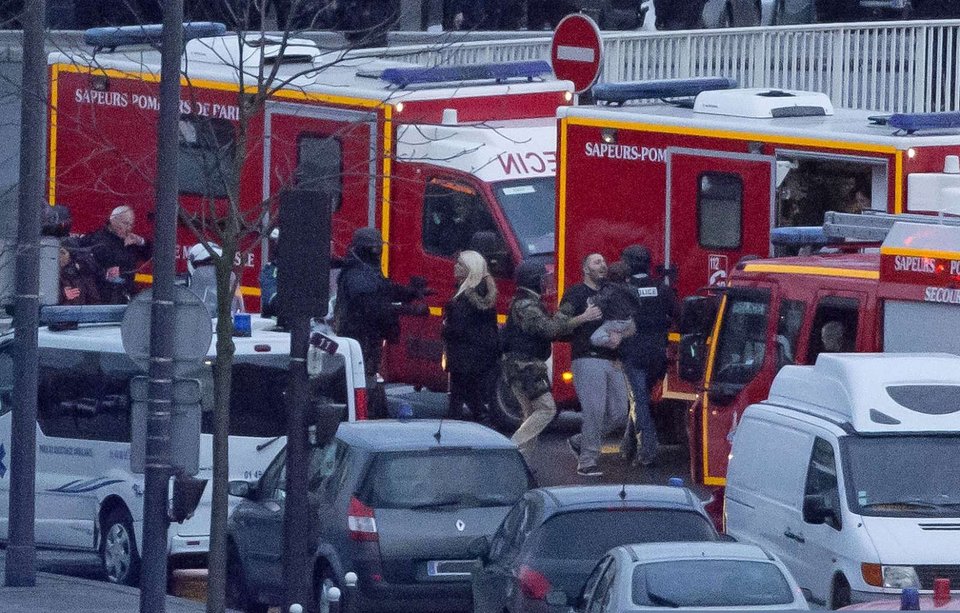 Τουλάχιστον 4 όμηροι νεκροί στο παντοπωλείο - «Πέστε κάτω τον έχουμε» είπε η αστυνομία [εικόνες & βίντεο] | iefimerida.gr 5