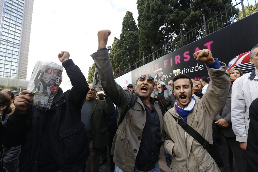 «Ψεύτη Ταγίπ»: Στον δρόμο διαδηλωτές κατά της σύλληψης των Τούρκων δημοσιογράφων [εικόνες] | iefimerida.gr 0