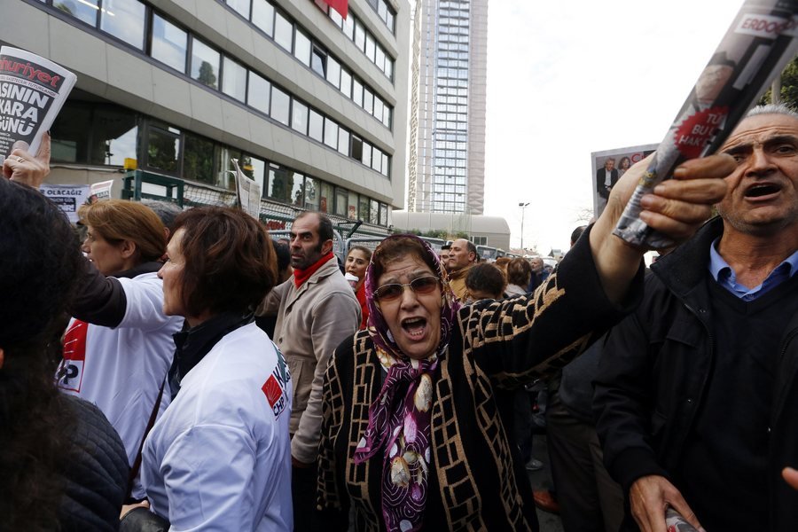 «Ψεύτη Ταγίπ»: Στον δρόμο διαδηλωτές κατά της σύλληψης των Τούρκων δημοσιογράφων [εικόνες] | iefimerida.gr 1