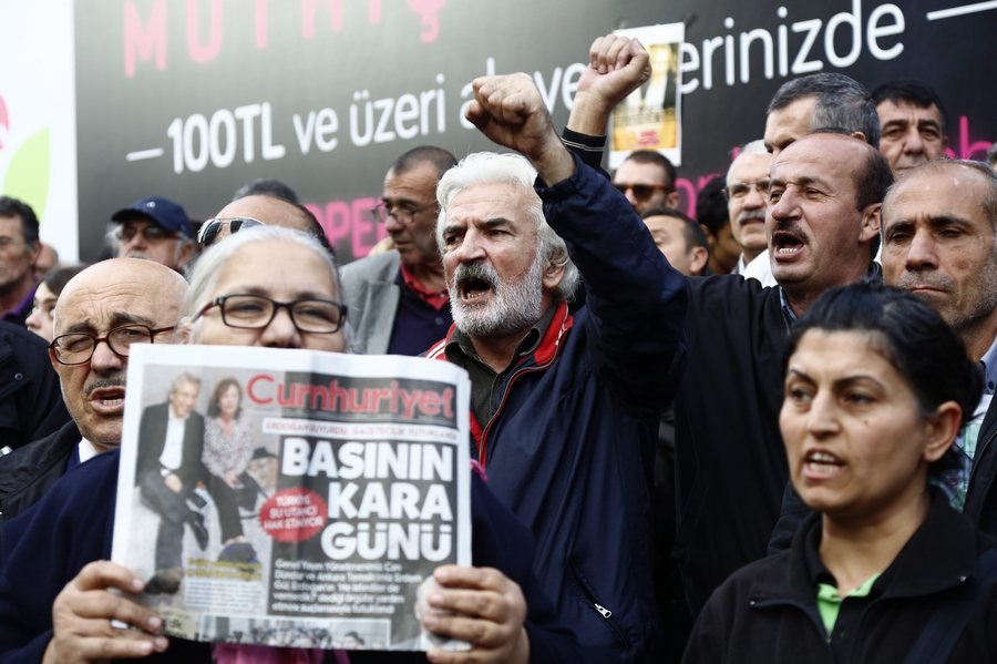 «Ψεύτη Ταγίπ»: Στον δρόμο διαδηλωτές κατά της σύλληψης των Τούρκων δημοσιογράφων [εικόνες] | iefimerida.gr 2