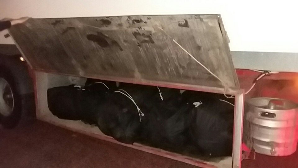 Συνελήφθη σε μπλόκο 42χρονος οδηγός φορτηγού με 207 κιλά χασίς [εικόνες] | iefimerida.gr 1