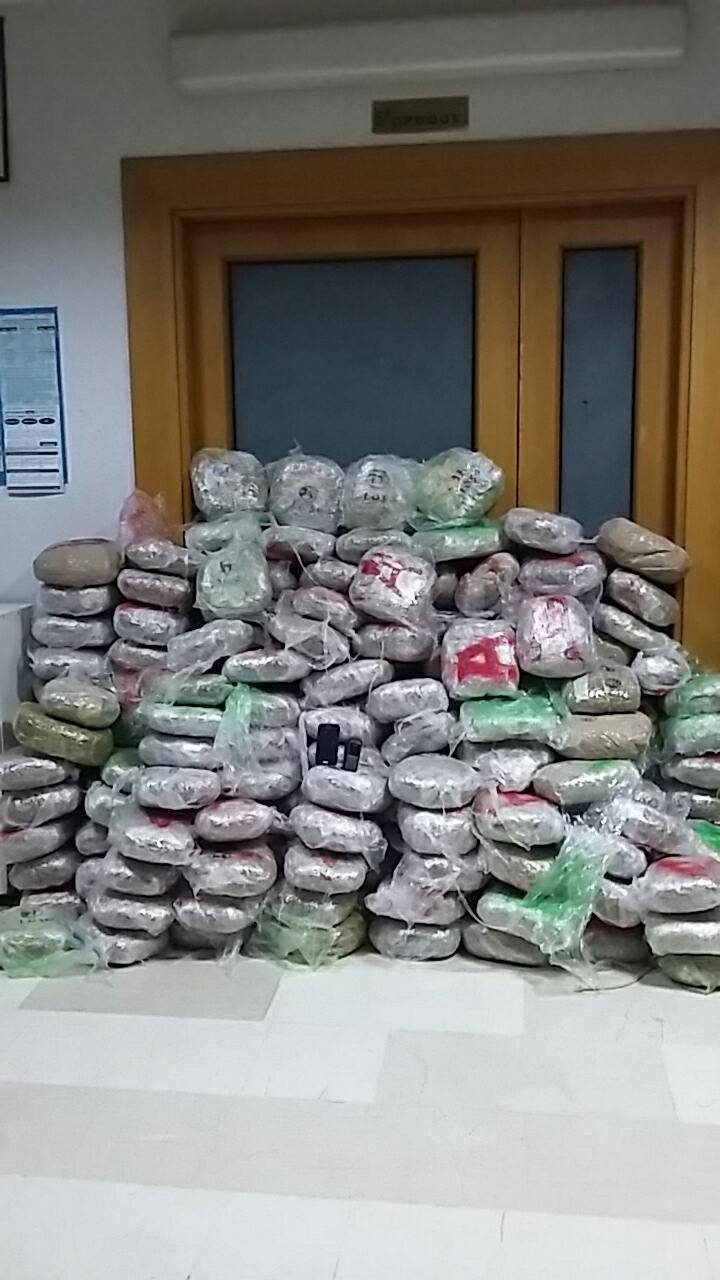 Συνελήφθη σε μπλόκο 42χρονος οδηγός φορτηγού με 207 κιλά χασίς [εικόνες] | iefimerida.gr 0