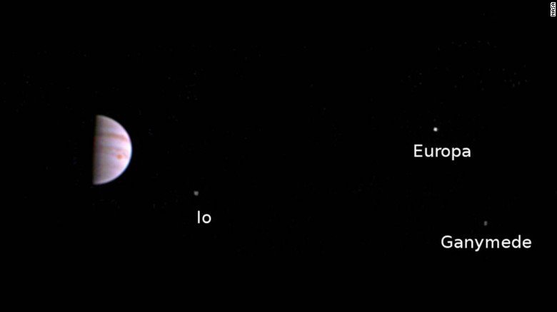 Η πρώτη φωτογραφία του Δία και των δορυφόρων του από το Juno [εικόνες] | iefimerida.gr 0