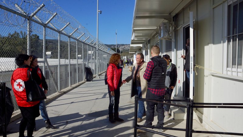 Συγκλονισμένη η Σάραντον από όσα είδε στη Λέσβο -Συνάντηση με Μουζάλα [εικόνες] | iefimerida.gr 0