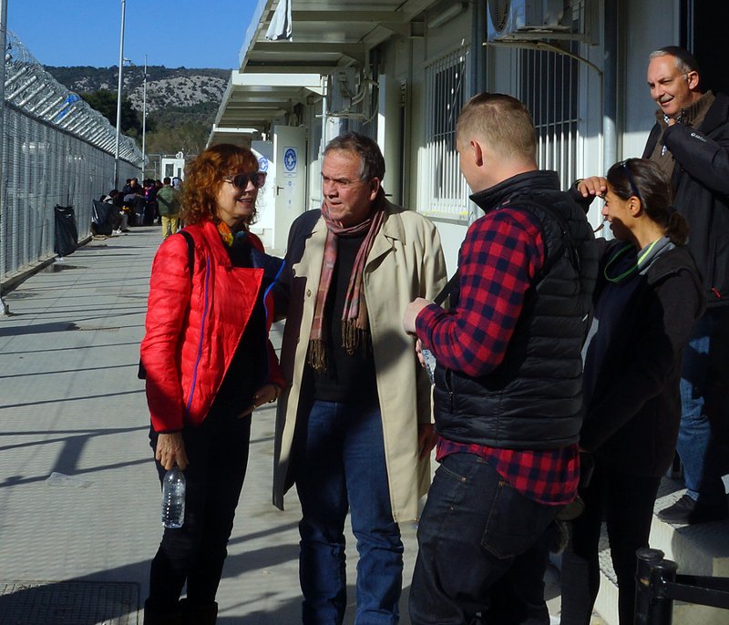 Συγκλονισμένη η Σάραντον από όσα είδε στη Λέσβο -Συνάντηση με Μουζάλα [εικόνες] | iefimerida.gr 2