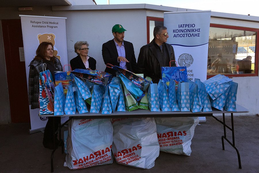 Δωρεάν γεύματα αγάπης στους πρόσφυγες στο Ελληνικό από την Αρχιεπισκοπή και την «Αποστολή» [εικόνες] | iefimerida.gr 3