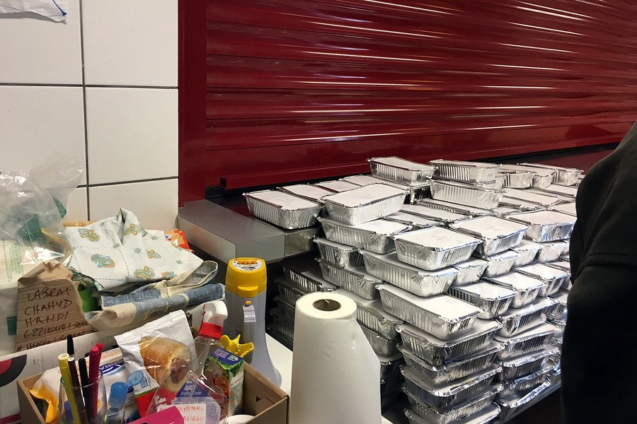 Δωρεάν γεύματα αγάπης στους πρόσφυγες στο Ελληνικό από την Αρχιεπισκοπή και την «Αποστολή» [εικόνες] | iefimerida.gr 5