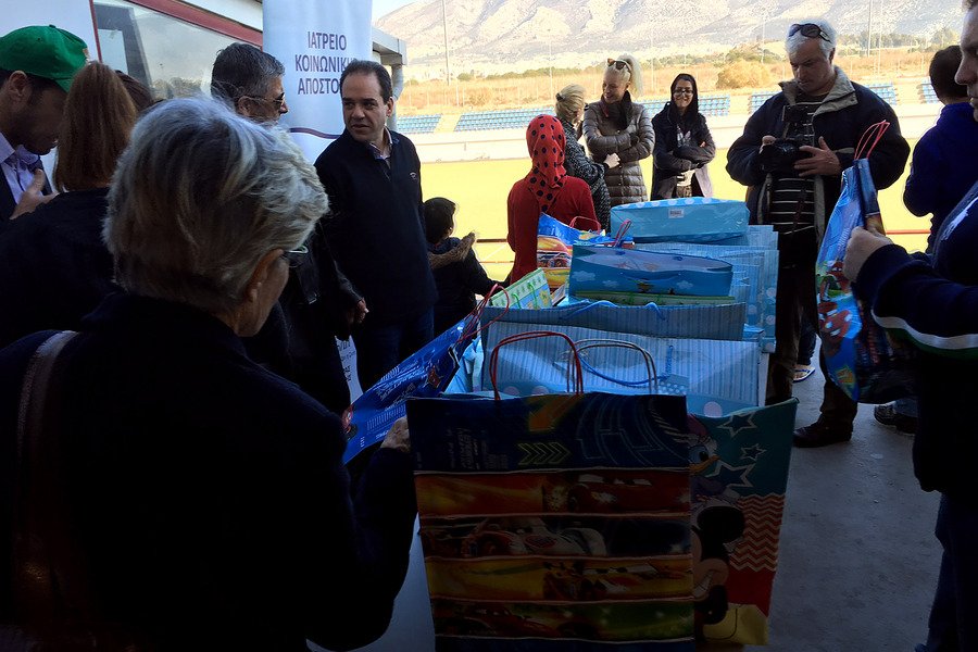 Δωρεάν γεύματα αγάπης στους πρόσφυγες στο Ελληνικό από την Αρχιεπισκοπή και την «Αποστολή» [εικόνες] | iefimerida.gr 7