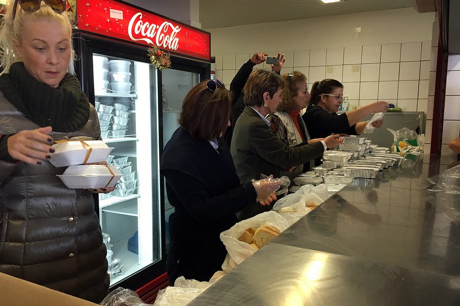 Δωρεάν γεύματα αγάπης στους πρόσφυγες στο Ελληνικό από την Αρχιεπισκοπή και την «Αποστολή» [εικόνες] | iefimerida.gr 8