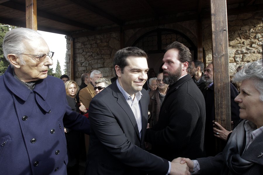 Τετ α τετ Τσίπρα-Γλέζου στην κηδεία του Στεφάνου [εικόνες] | iefimerida.gr 1