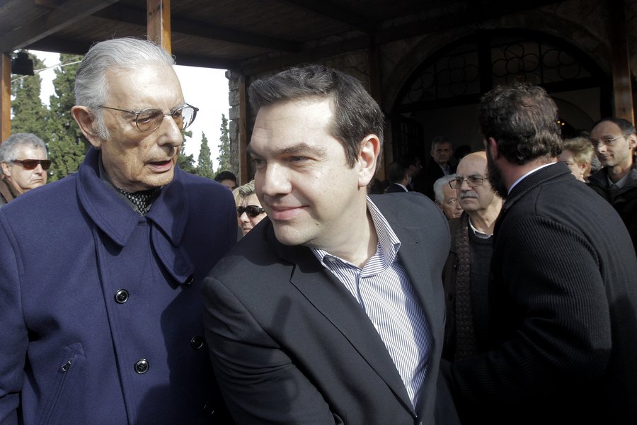 Τετ α τετ Τσίπρα-Γλέζου στην κηδεία του Στεφάνου [εικόνες] | iefimerida.gr 2