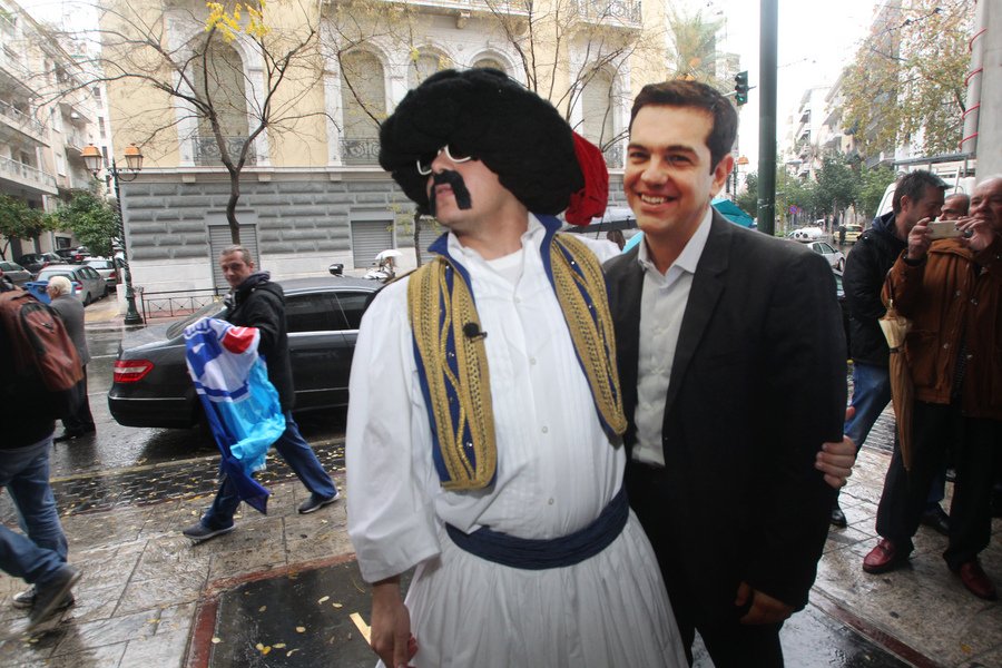 Ο τσολιάς της Ελληνοφρένειας έκανε έκπληξη στον Μεϊμαράκη -Αγκαλιά με τον «Τσίπρα» [εικόνες] | iefimerida.gr 0