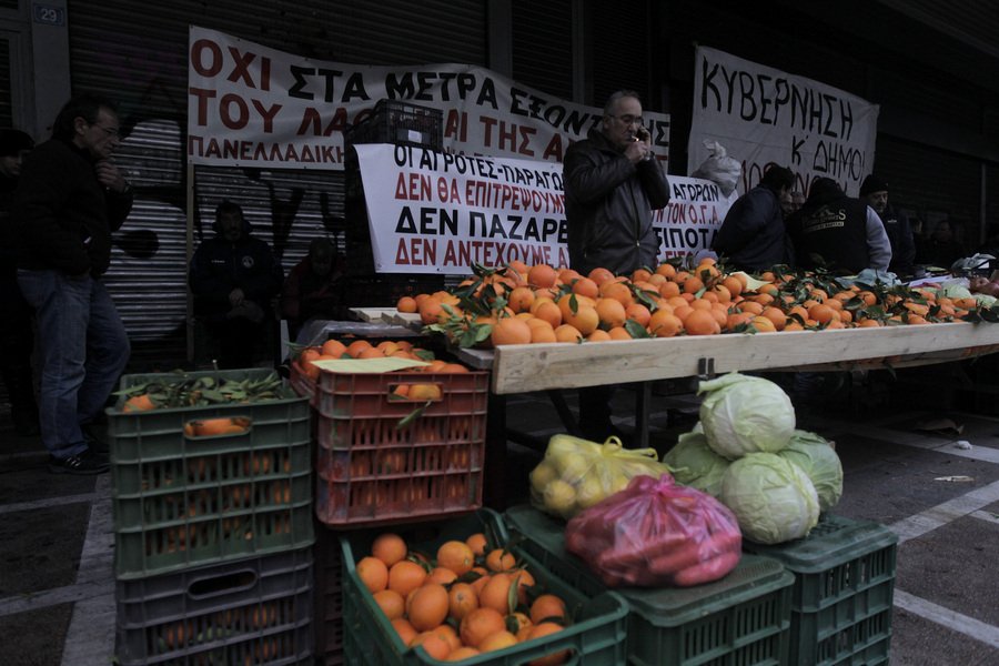 Λαϊκή αγορά έστησαν οι αγρότες έξω από το υπουργείο Εργασίας-Μοιράζουν δωρεάν προϊόντα [εικόνες] | iefimerida.gr 2