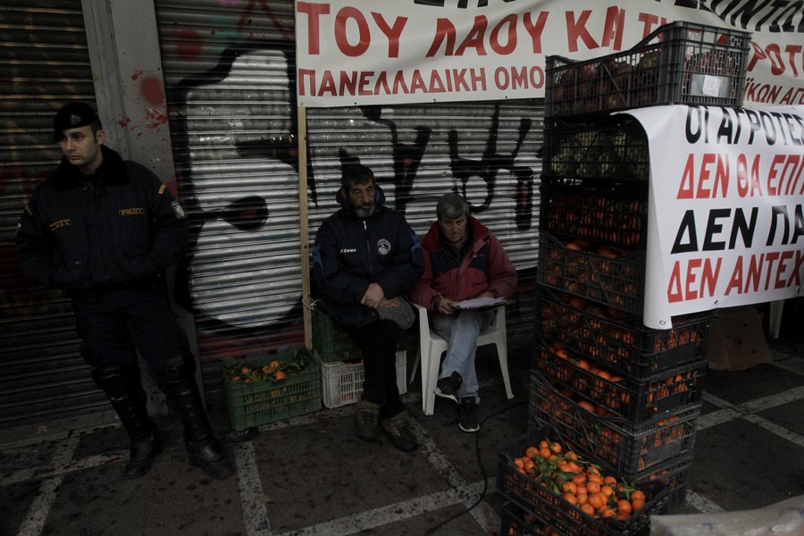 Λαϊκή αγορά έστησαν οι αγρότες έξω από το υπουργείο Εργασίας-Μοιράζουν δωρεάν προϊόντα [εικόνες] | iefimerida.gr 3