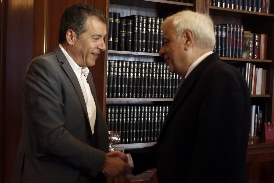 Πρόταση 10 σημείων για το προσφυγικό έδωσε ο Θεοδωράκης στον Παυλόπουλο | iefimerida.gr 0