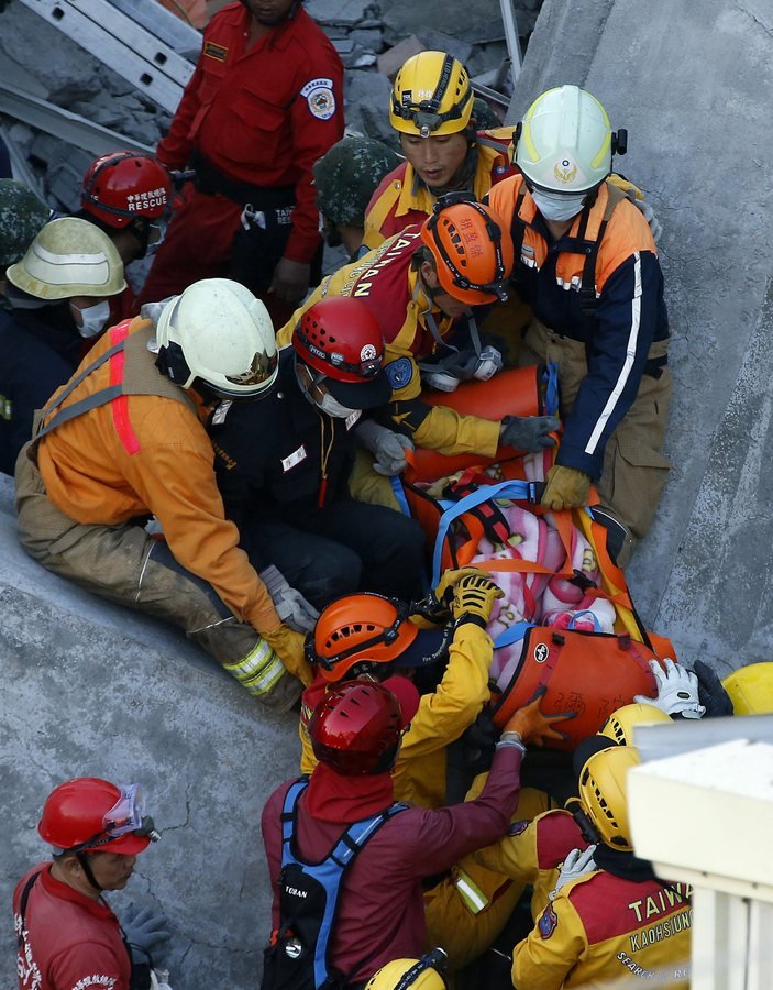 Ταϊβάν: Eνα 8χρονο κοριτσάκι ανασύρθηκε ζωντανό από τα ερείπια πολυκατοικίας [εικόνες] | iefimerida.gr 0