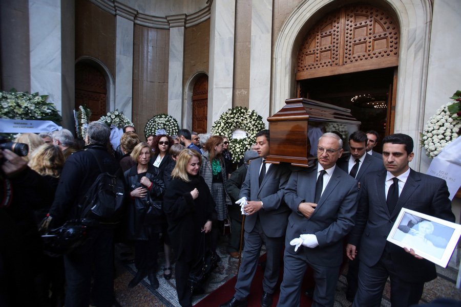 Πλήθος κόσμου στην κηδεία του Παναγιώτη Τέτση -Σήμερα στην Υδρα η ταφή | iefimerida.gr 0