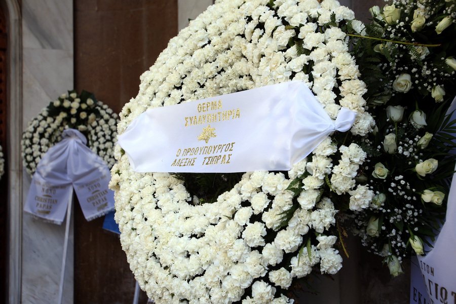 Πλήθος κόσμου στην κηδεία του Παναγιώτη Τέτση -Σήμερα στην Υδρα η ταφή | iefimerida.gr 2