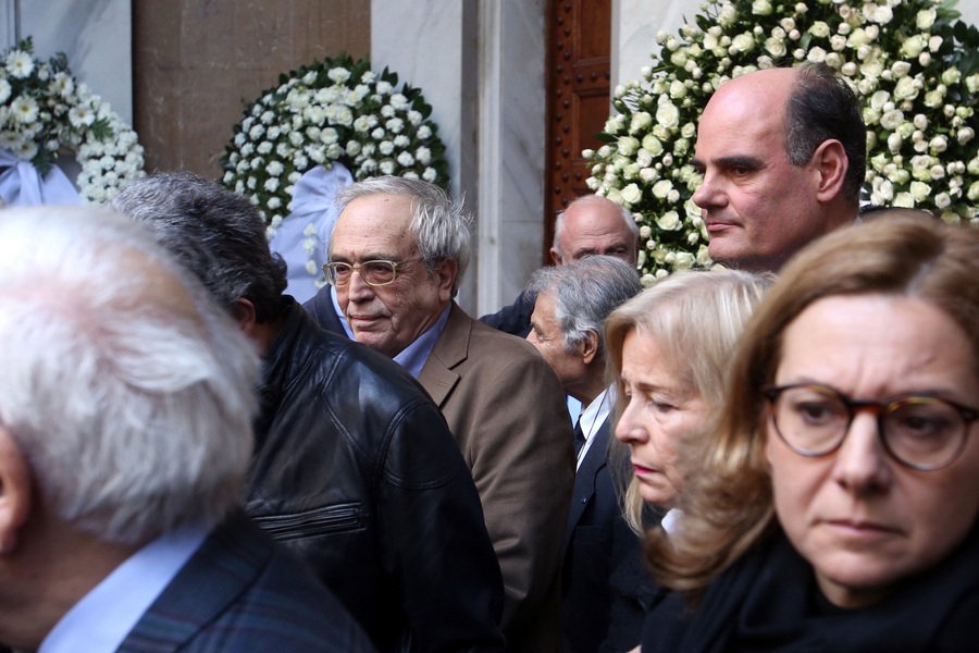 Πλήθος κόσμου στην κηδεία του Παναγιώτη Τέτση -Σήμερα στην Υδρα η ταφή | iefimerida.gr 3