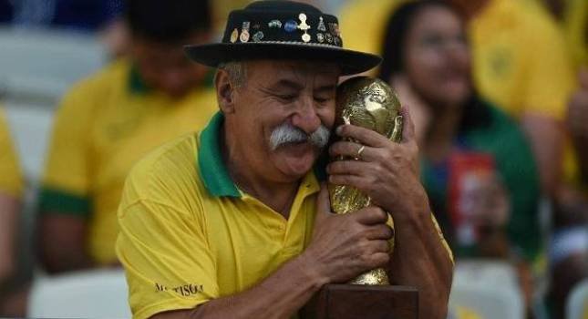 «Εφυγε» ο πιο γλυκός παππούς του παγκόσμιου ποδοσφαίρου [εικόνες & βίντεο] | iefimerida.gr 2