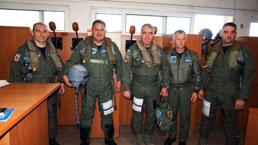 O Καμμένος... πιλότος – Φόρεσε στολή και πέταξε για την Ανδραβίδα [εικόνες] | iefimerida.gr 1