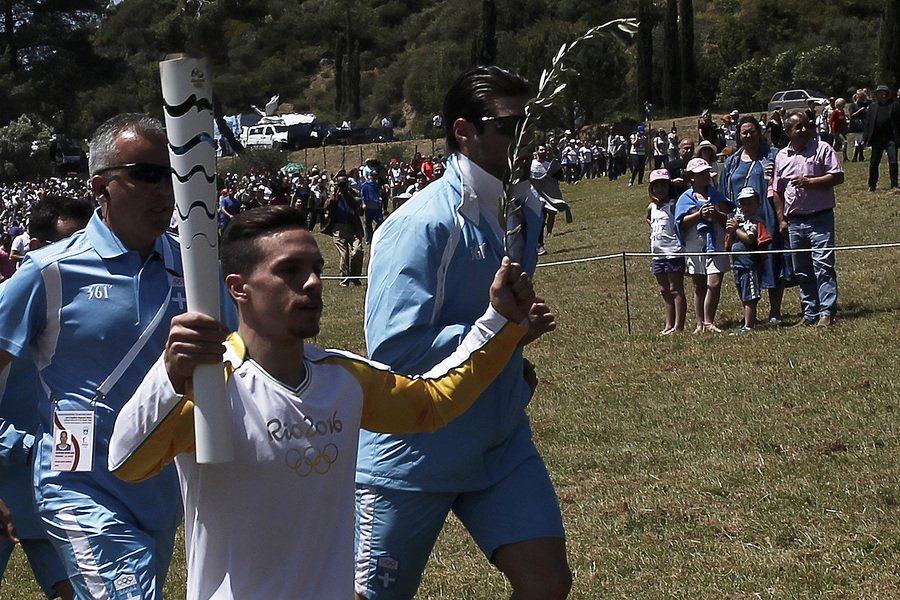  Αφή Oλυμπιακής φλόγας χωρίς νερό -20.000 άτομα βρήκαν τα αναψυκτήρια κλειστά [εικόνες]  | iefimerida.gr 3