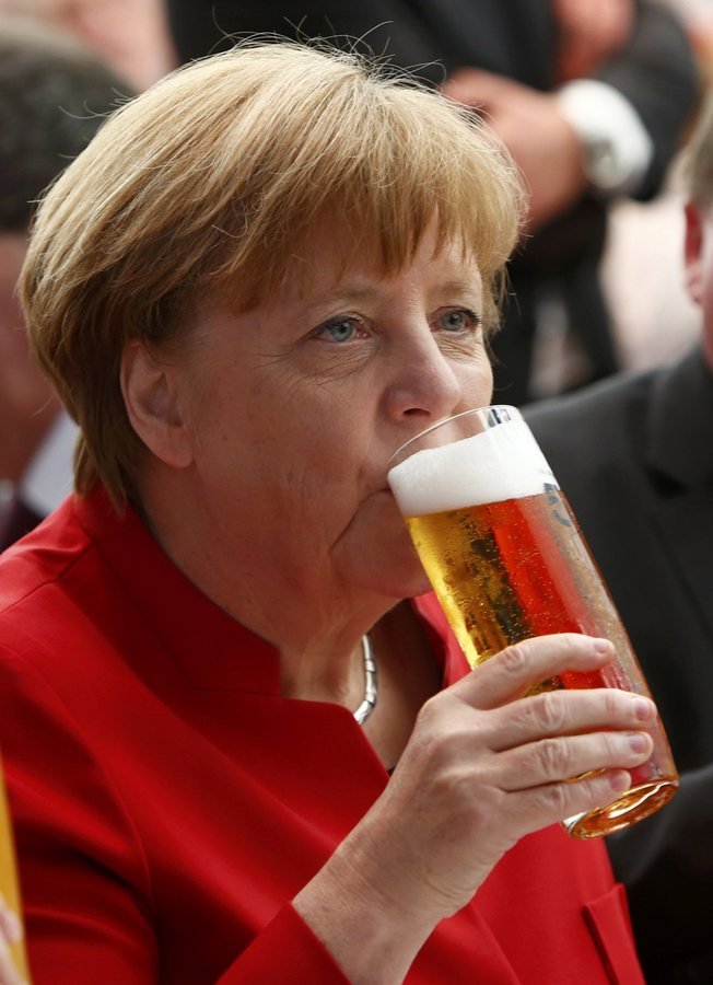 Η Μέρκελ πίνει μπύρες και η δημοτικότητα του κόμματός της κατρακυλά [εικόνες] | iefimerida.gr 1