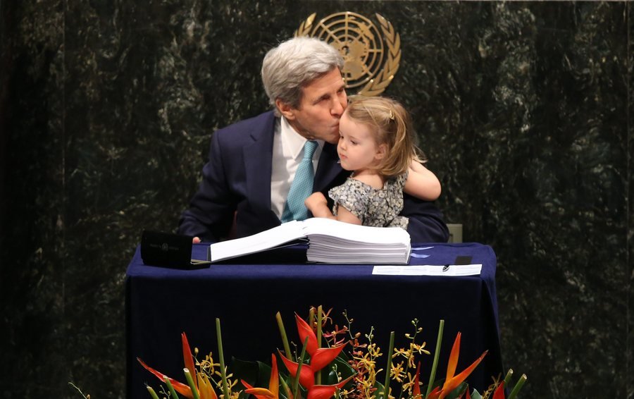 Με την εγγονή του ο Κέρι στην Διάσκεψη για το κλίμα [εικόνες] | iefimerida.gr 2