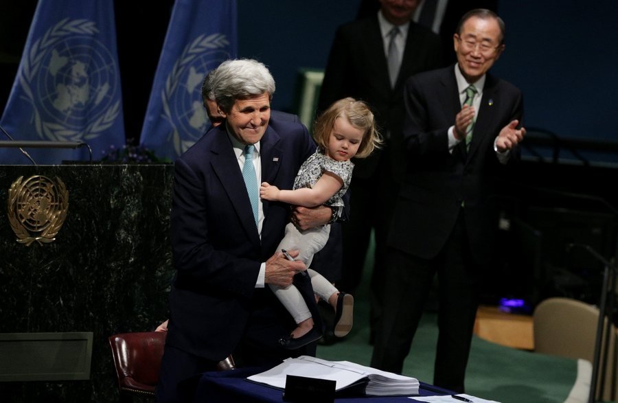 Με την εγγονή του ο Κέρι στην Διάσκεψη για το κλίμα [εικόνες] | iefimerida.gr 1