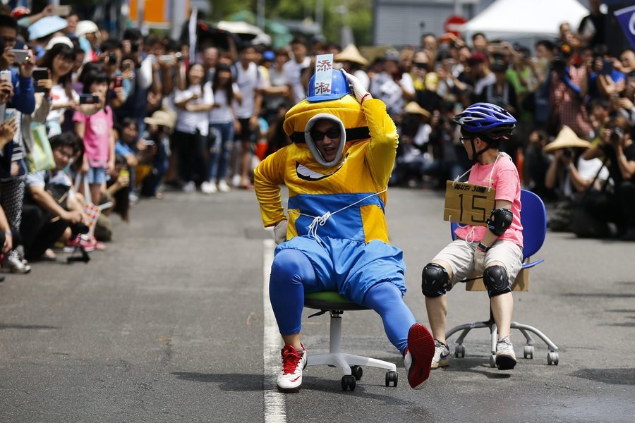 Πρωτότυπος αγώνας δρόμου -«Καβάλα» σε καρέκλες γραφείου στην Ταϊβάν [εικόνες] | iefimerida.gr 2