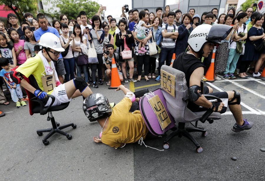 Πρωτότυπος αγώνας δρόμου -«Καβάλα» σε καρέκλες γραφείου στην Ταϊβάν [εικόνες] | iefimerida.gr 3