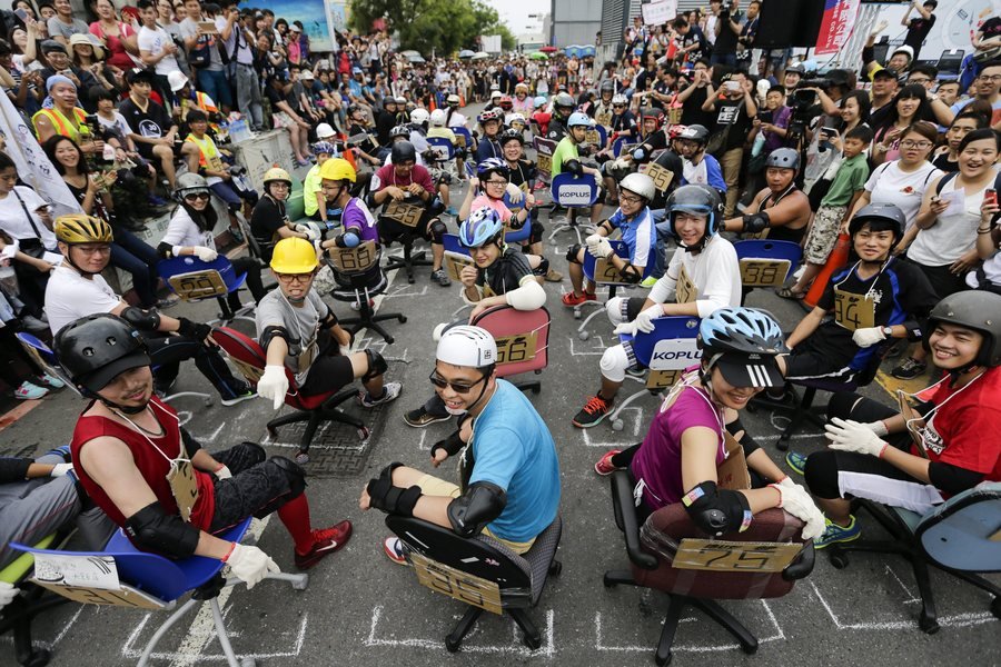 Πρωτότυπος αγώνας δρόμου -«Καβάλα» σε καρέκλες γραφείου στην Ταϊβάν [εικόνες] | iefimerida.gr 0