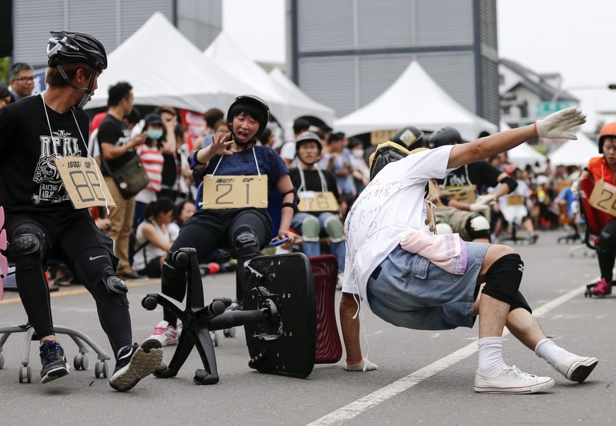 Πρωτότυπος αγώνας δρόμου -«Καβάλα» σε καρέκλες γραφείου στην Ταϊβάν [εικόνες] | iefimerida.gr 4