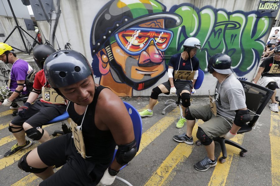 Πρωτότυπος αγώνας δρόμου -«Καβάλα» σε καρέκλες γραφείου στην Ταϊβάν [εικόνες] | iefimerida.gr 5