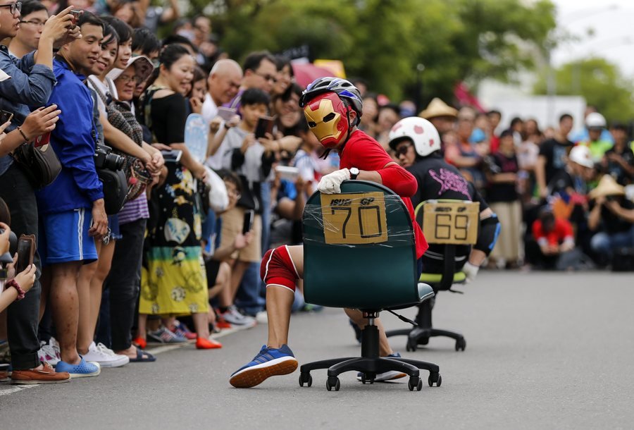 Πρωτότυπος αγώνας δρόμου -«Καβάλα» σε καρέκλες γραφείου στην Ταϊβάν [εικόνες] | iefimerida.gr 6