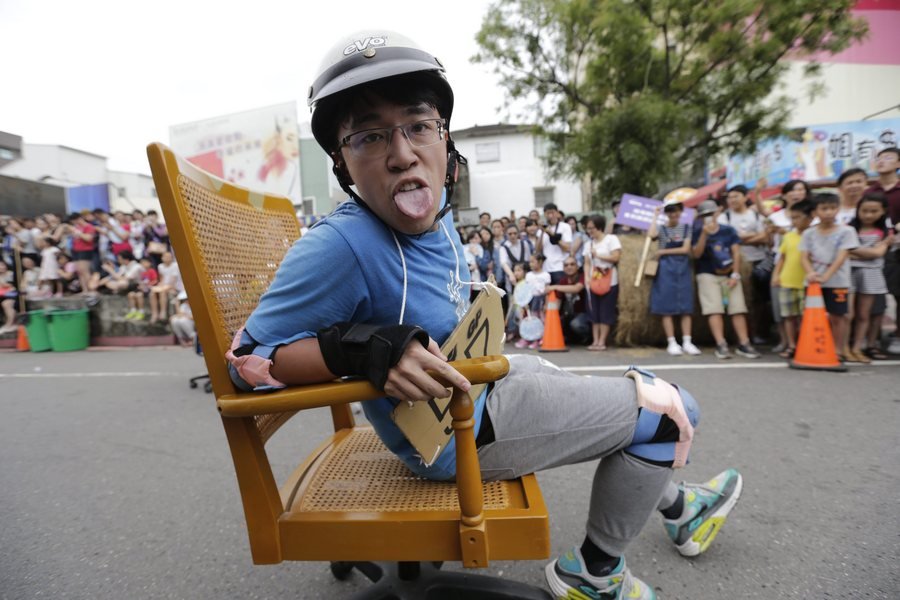 Πρωτότυπος αγώνας δρόμου -«Καβάλα» σε καρέκλες γραφείου στην Ταϊβάν [εικόνες] | iefimerida.gr 7