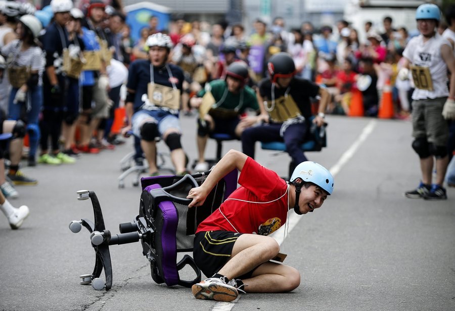 Πρωτότυπος αγώνας δρόμου -«Καβάλα» σε καρέκλες γραφείου στην Ταϊβάν [εικόνες] | iefimerida.gr 8