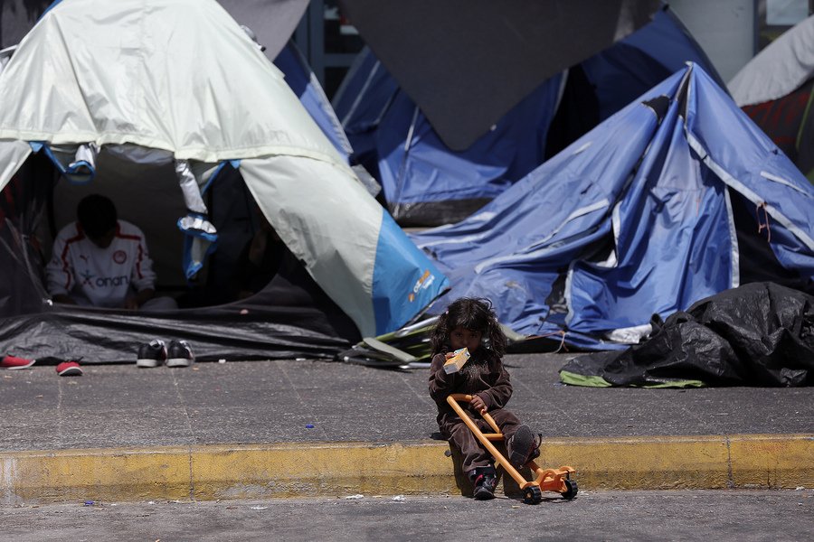 Οι πρόσφυγες έκαναν Πάσχα στο λιμάνι του Πειραιά [εικόνες] | iefimerida.gr 4