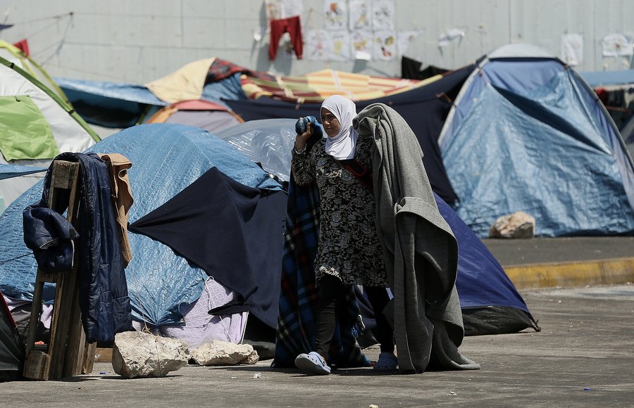 Οι πρόσφυγες έκαναν Πάσχα στο λιμάνι του Πειραιά [εικόνες] | iefimerida.gr 3
