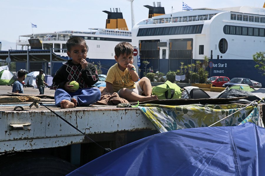 Οι πρόσφυγες έκαναν Πάσχα στο λιμάνι του Πειραιά [εικόνες] | iefimerida.gr 2