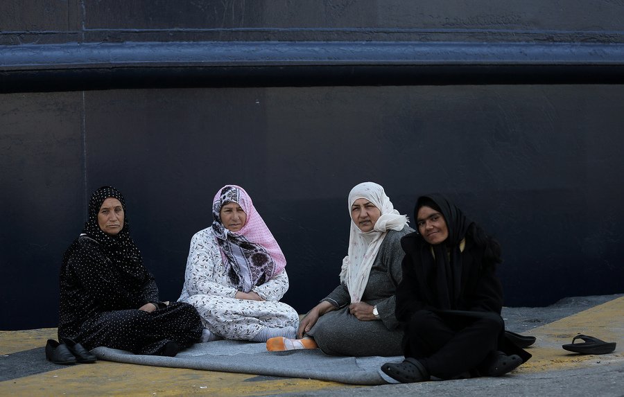 Οι πρόσφυγες έκαναν Πάσχα στο λιμάνι του Πειραιά [εικόνες] | iefimerida.gr 1